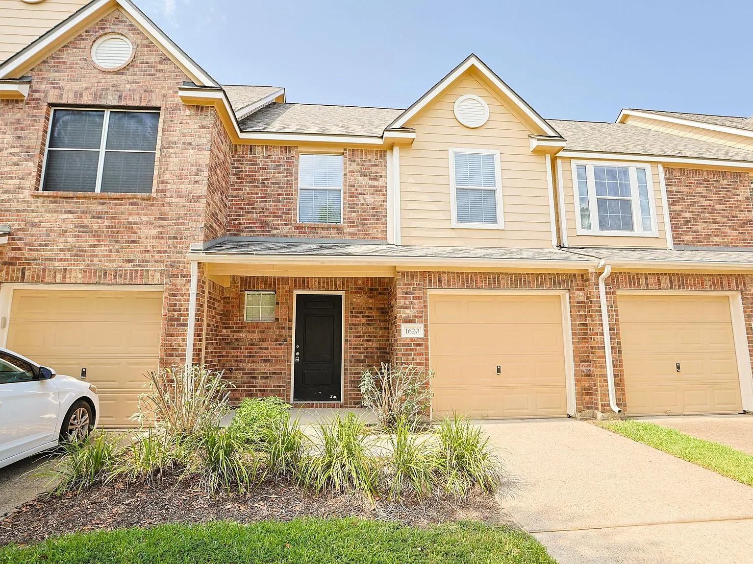 2 bed, 2.5 bath, 1305 sqft, $1,900 — Photo 3