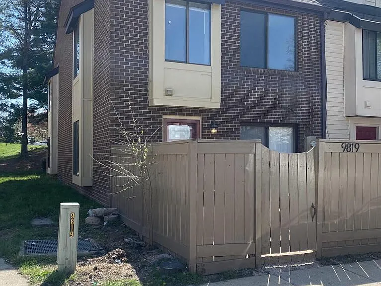 9819 Brookridge Ct — Photo 2