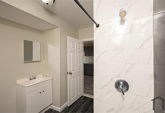 5th image of 52 Welland Ave APT 1