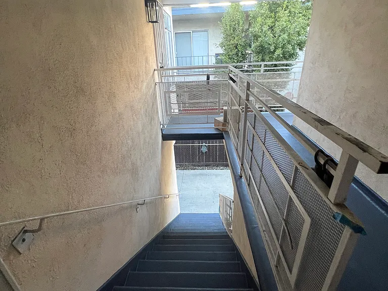1427 N Martel Ave #6 — Photo 13