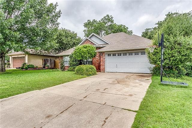 1st image of 1524 Clover Ln