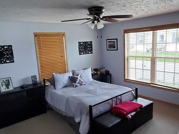 Master bed large walk in closet