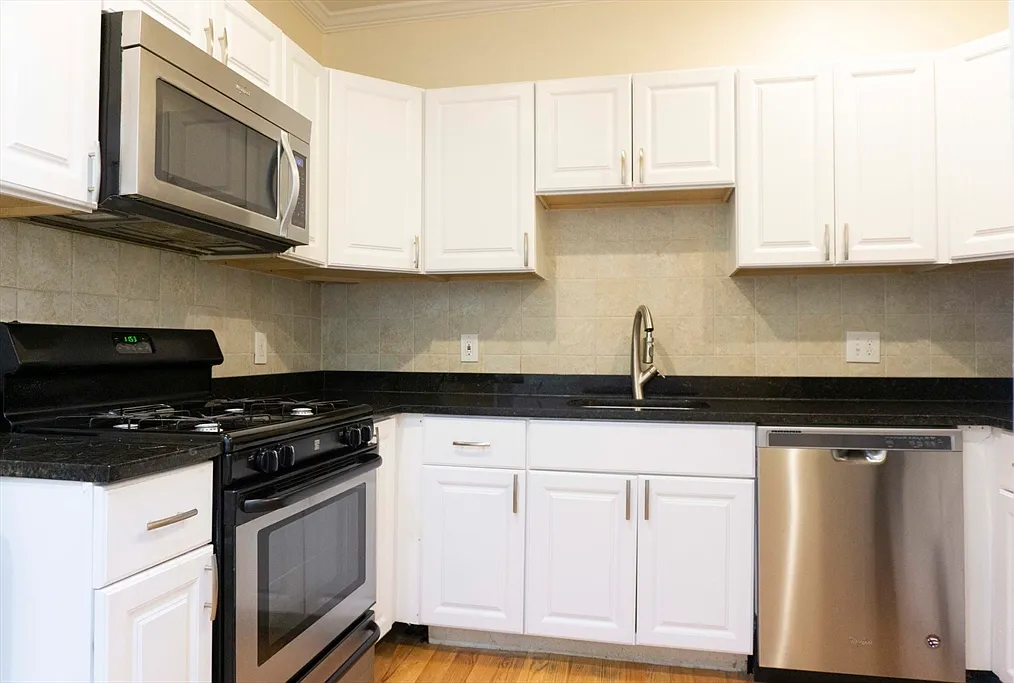 5 bed, 1700 sqft, $4,795 — Photo 3
