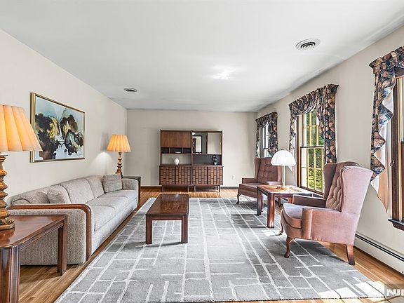 4th image of 86 S Colonial Dr