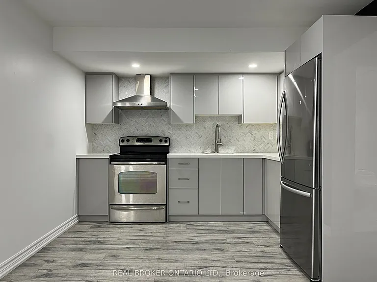 7 Robert Green Cres #BASEMENT — Photo 2