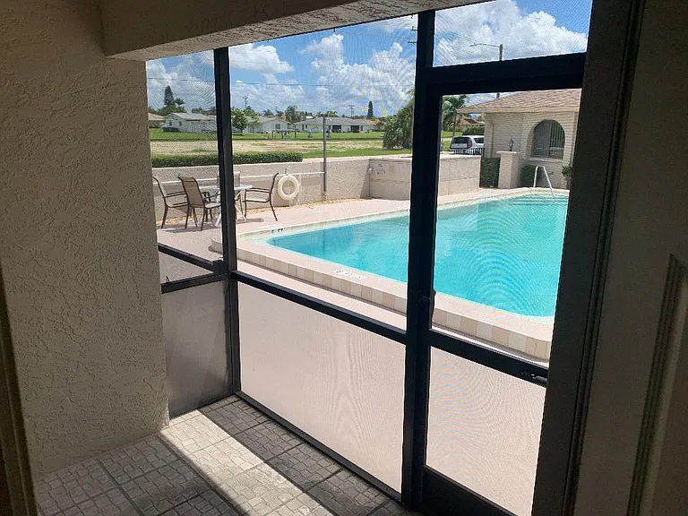 610 SW 47th Ter #6 — Photo 3