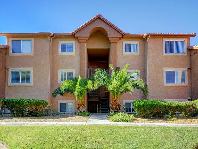 Royal Palms — Photo 31