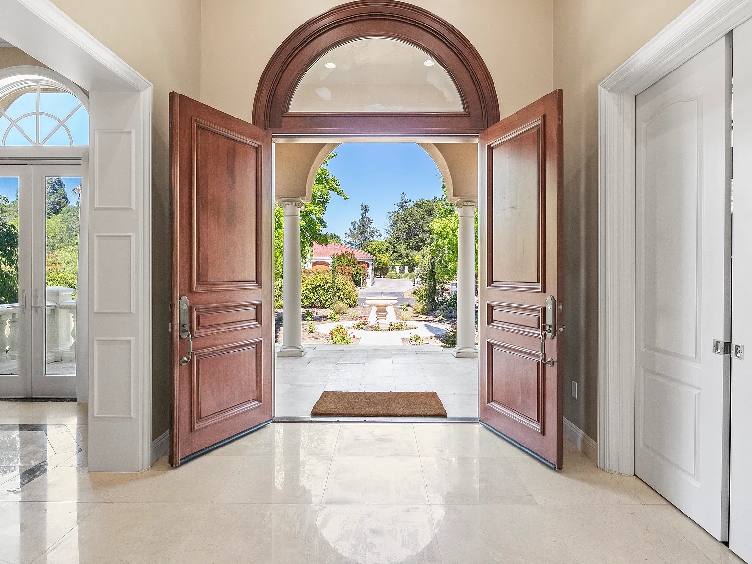 5 bed, 5.5 bath, 5600 sqft, $27,000 — Photo 2