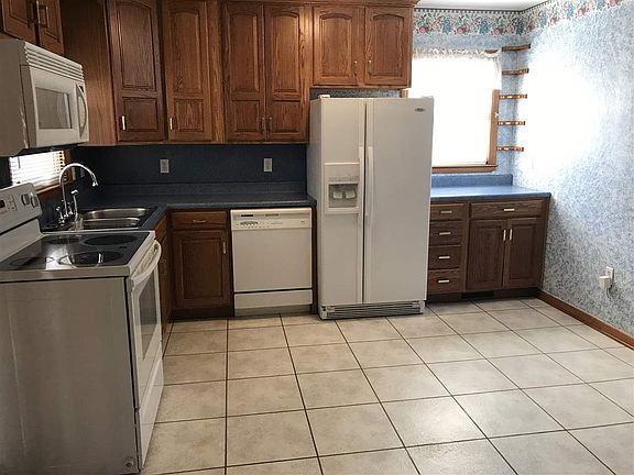 3rd image of 808 Powell Ln