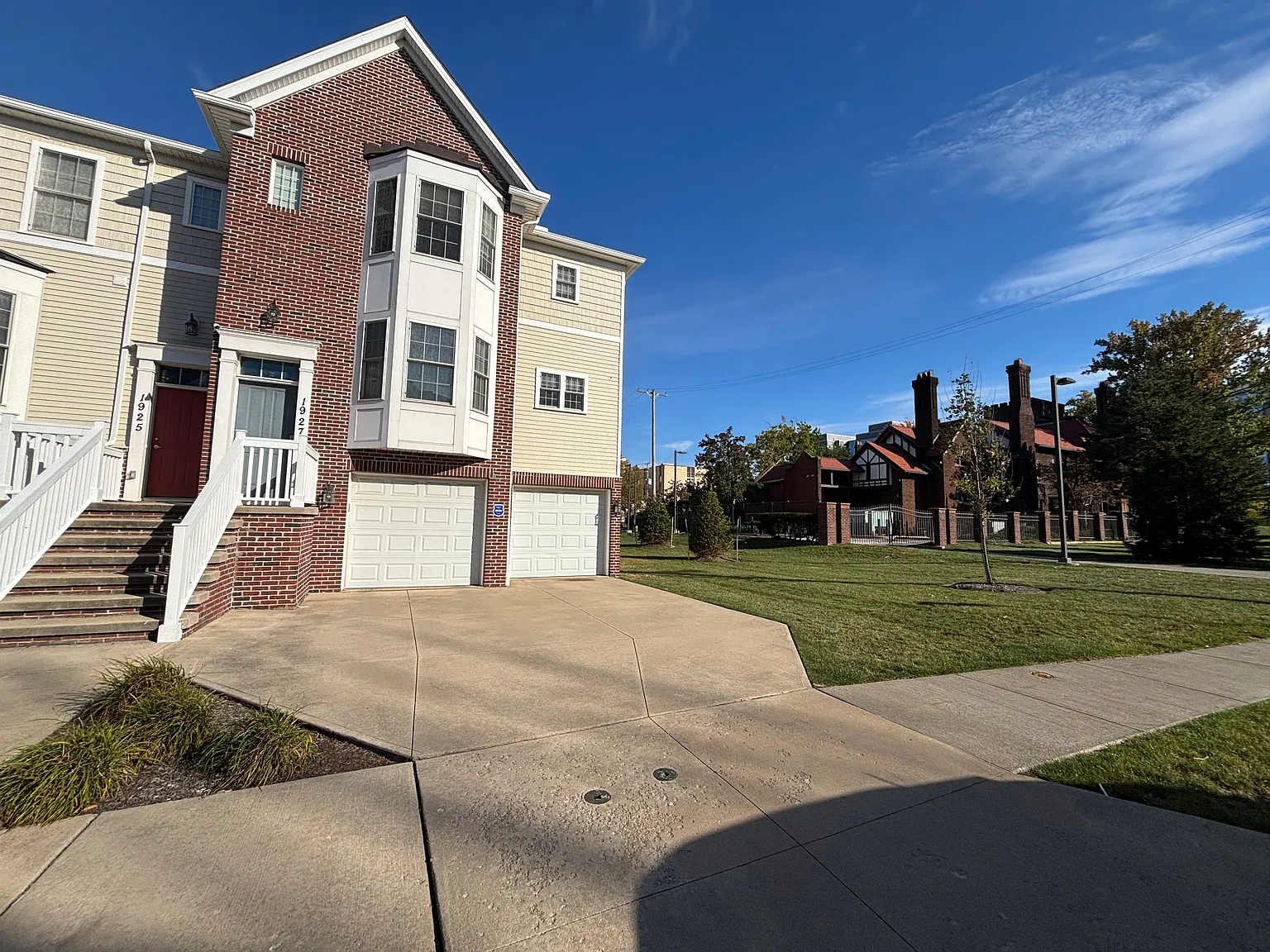3 bed, 2.5 bath, 2228 sqft, $3,100 — Photo 2