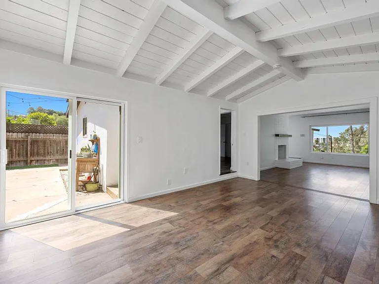 1007 Winston Dr — Photo 9