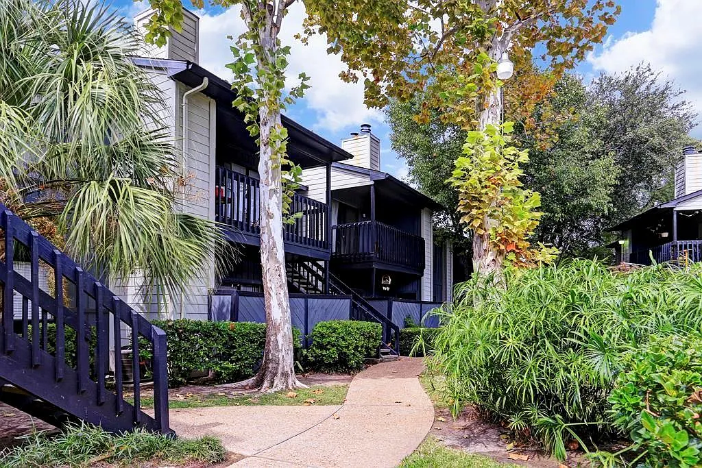 2 bed, 1.0 bath, 886 sqft, $975 — Photo 2