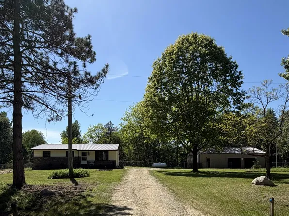 5215 Schlaud Rd, North Branch, MI 48461
