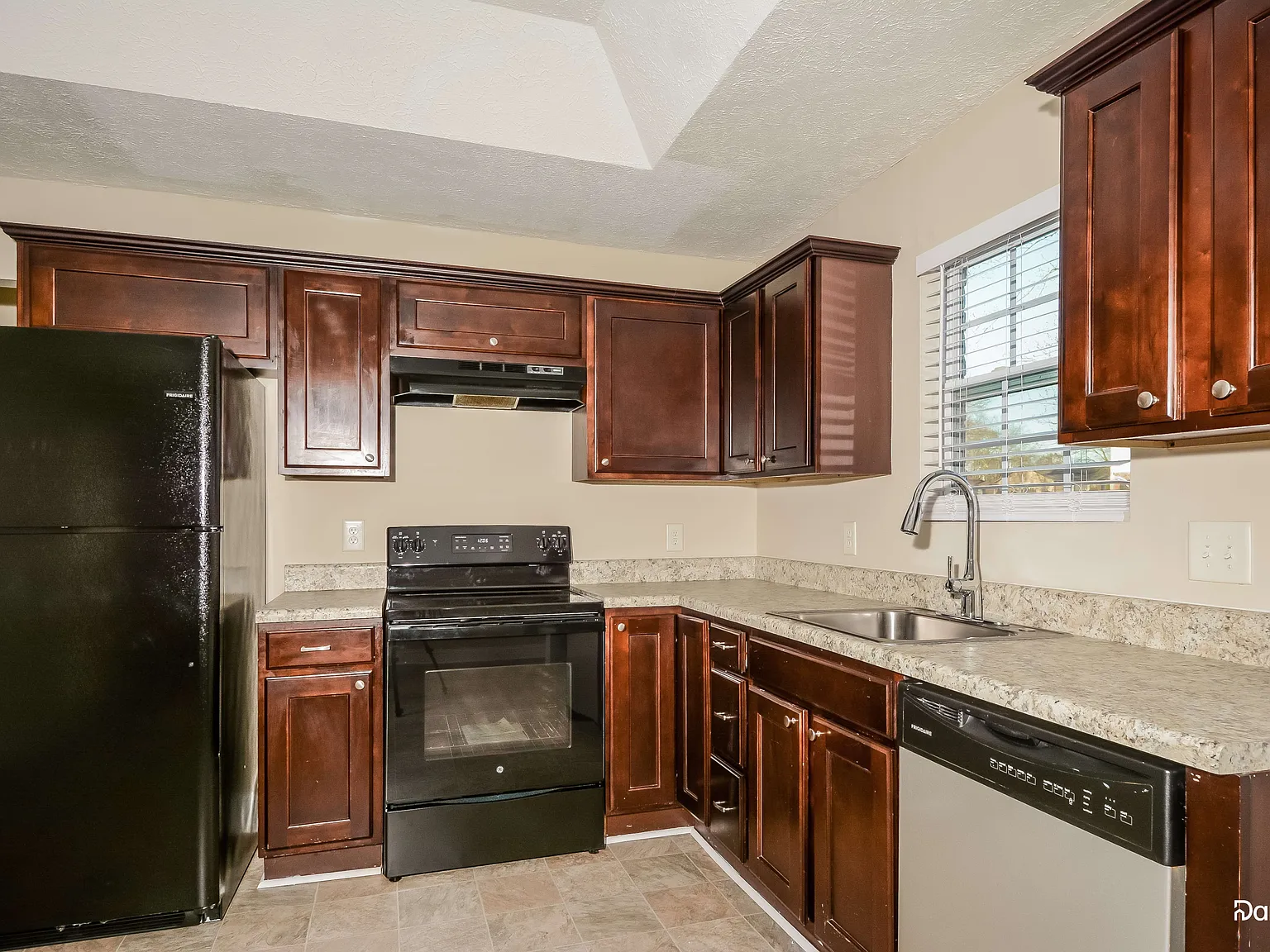 3 bed, 2.0 bath, 1495 sqft, $2,055 — Photo 4