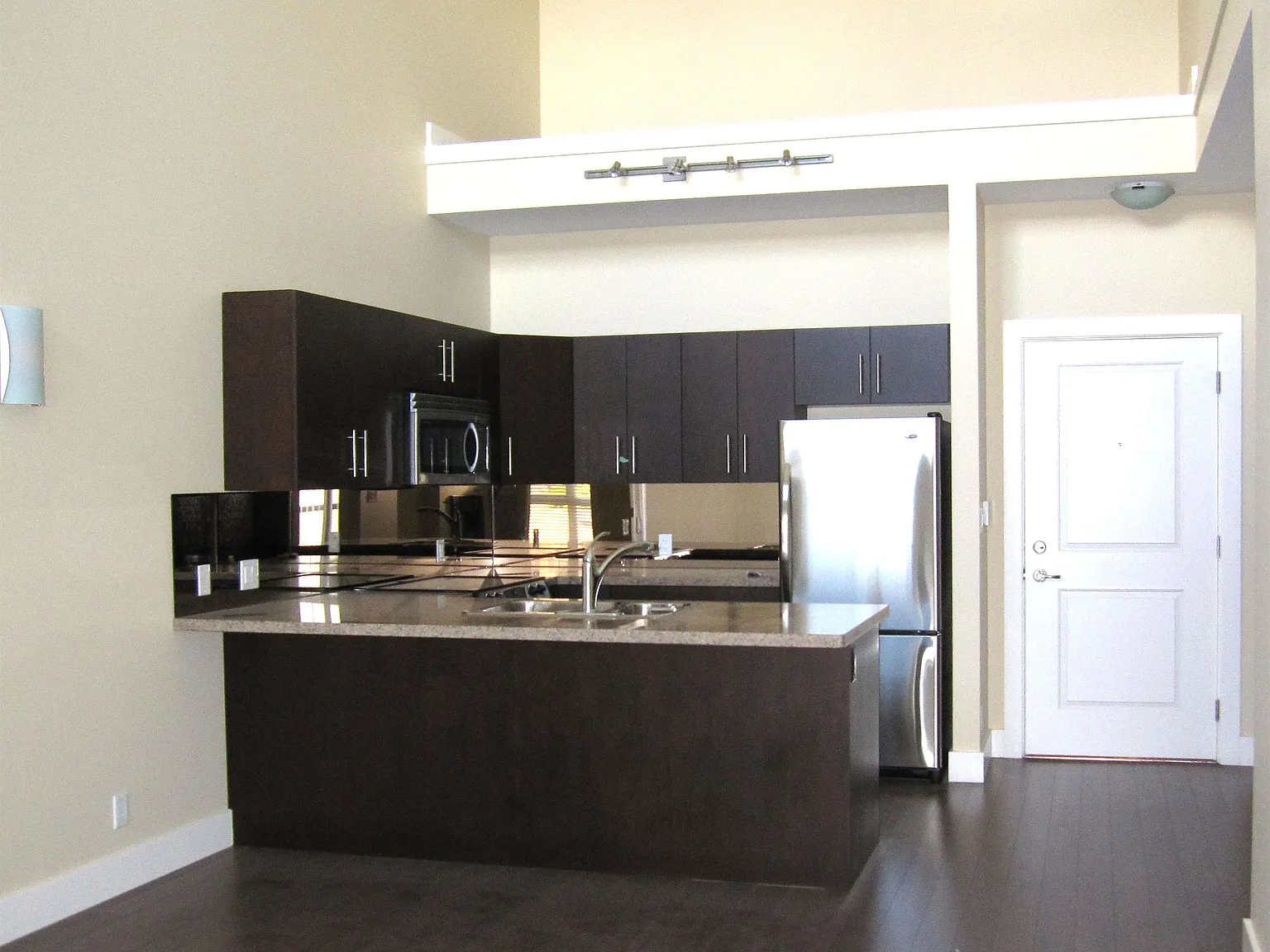 3 bed, 1202 sqft, $3,200 — Photo 2