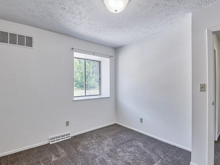 Colonial Terrace and Village Apartments — Photo 8