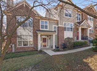 1701 Deer Pointe Dr, South Elgin, IL 60177