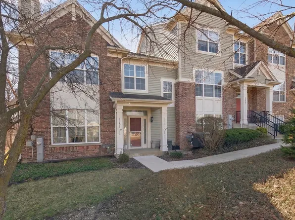 1701 Deer Pointe Dr, South Elgin, IL 60177