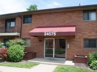 24575 Clareshire Dr APT 201, North Olmsted, OH 44070