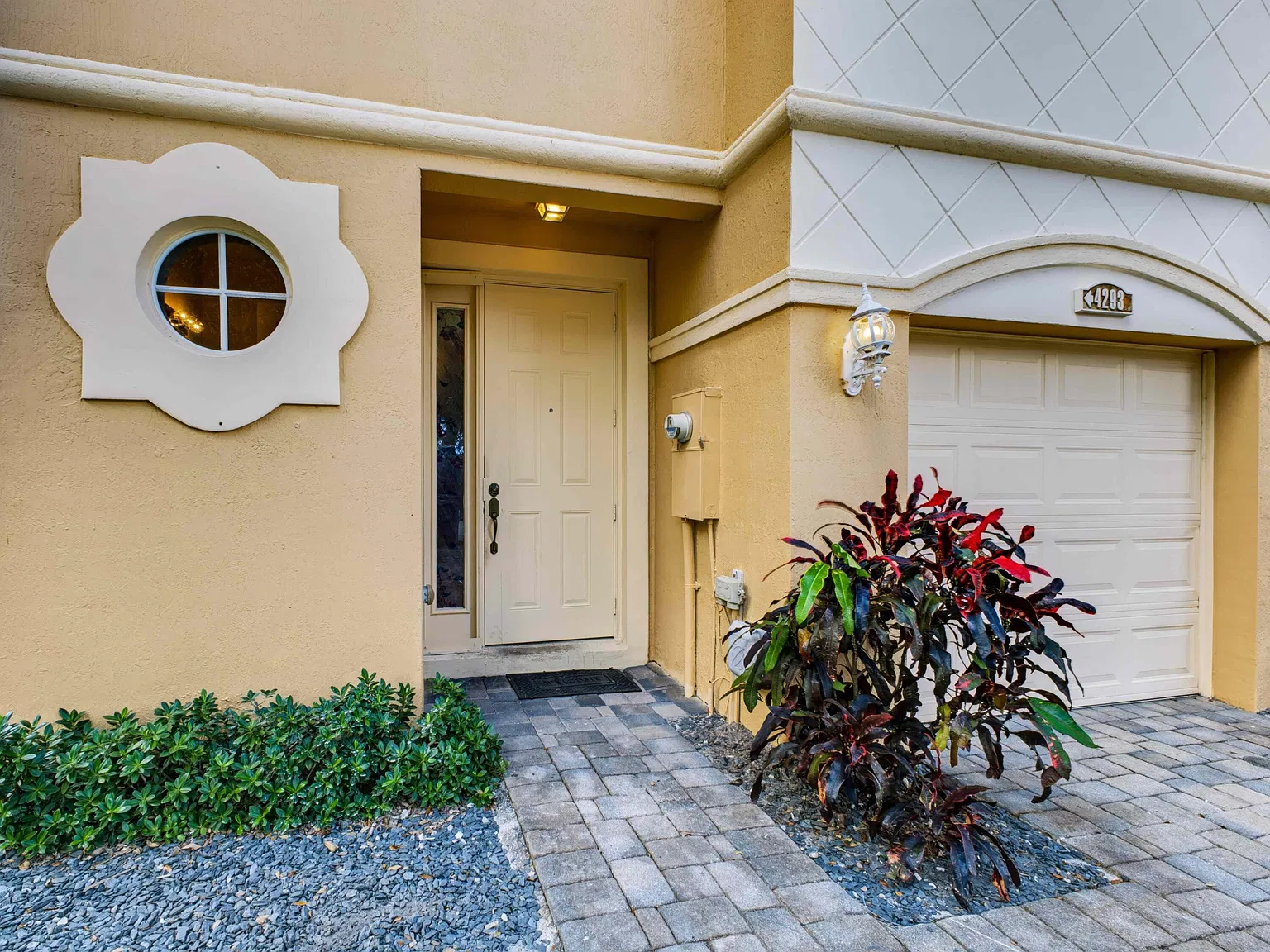 3 bed, 2.5 bath, 1881 sqft, $2,400 — Photo 4