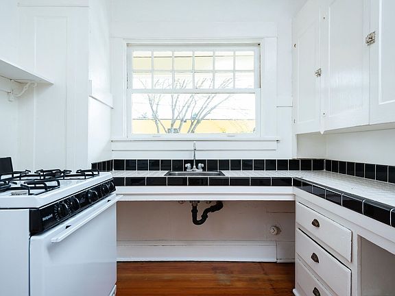 4th image of 2129 SE 10th Ave APT 1