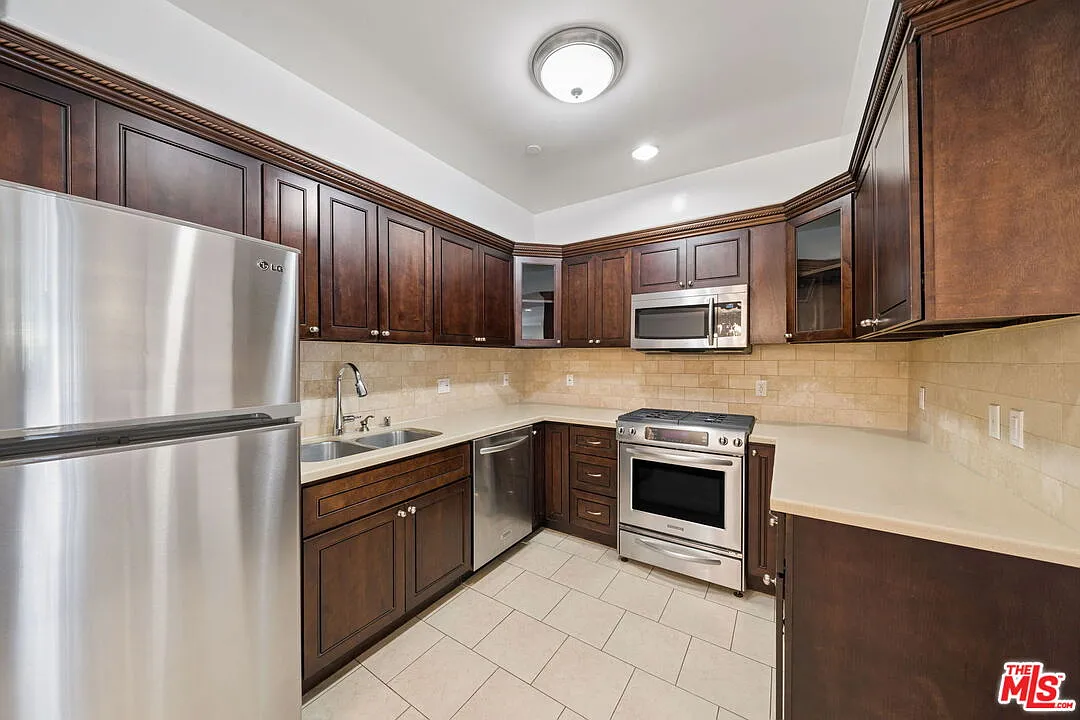 2 bed, 2.5 bath, 1400 sqft, $3,995 — Photo 2