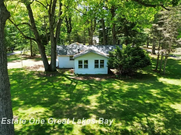 11075 Spencer Rd, Saint Charles, MI 48655