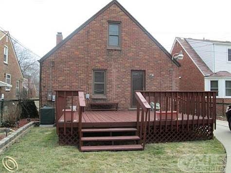 Nice deck off back of house