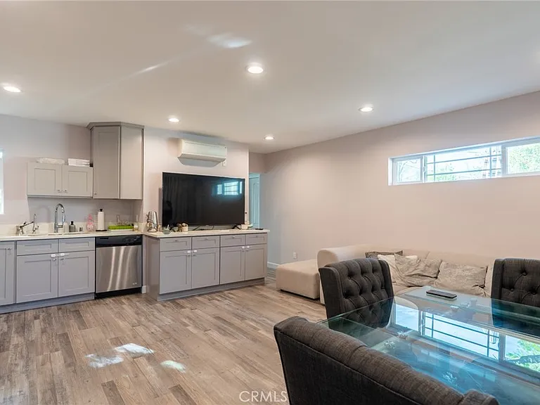 7647 Amestoy Ave — Photo 4
