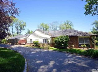 5 Creek Rd, Great Neck, NY 11024