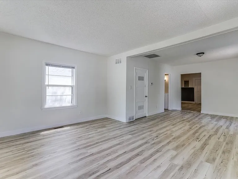 1821 S Grove St — Photo 2
