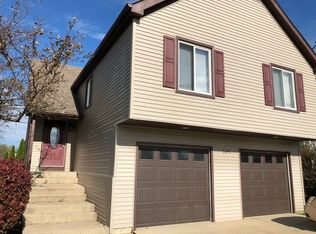 104 Abbeywood Cir, Streamwood, IL