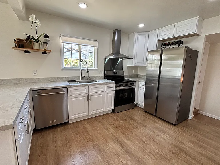 115 Comstock Dr — Photo 3