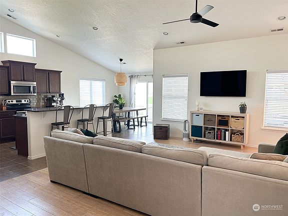 3rd image of 4807 Bragueta Court