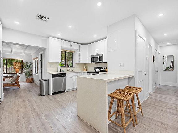 4th image of 1426 SW 16th Terrace