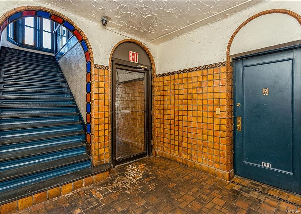 2nd image of 32 Coligni Ave #417