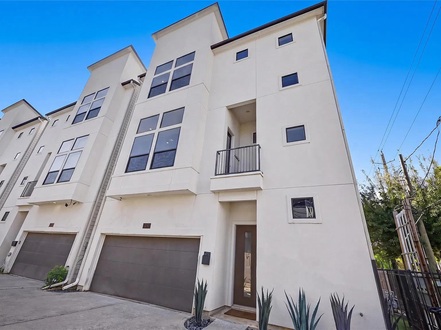 3 bed, 3.5 bath, 1938 sqft, $4,200 — Photo 2