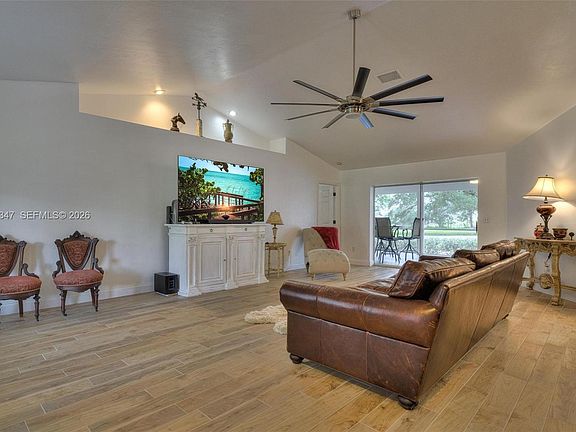 4th image of 1270 Riverbend Dr
