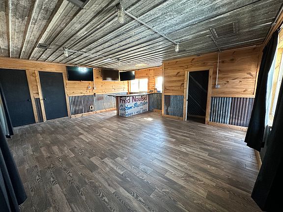 Enclosed garage / Bar Area