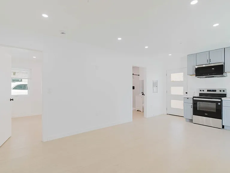 5648 1/4 Cartwright Ave — Photo 7