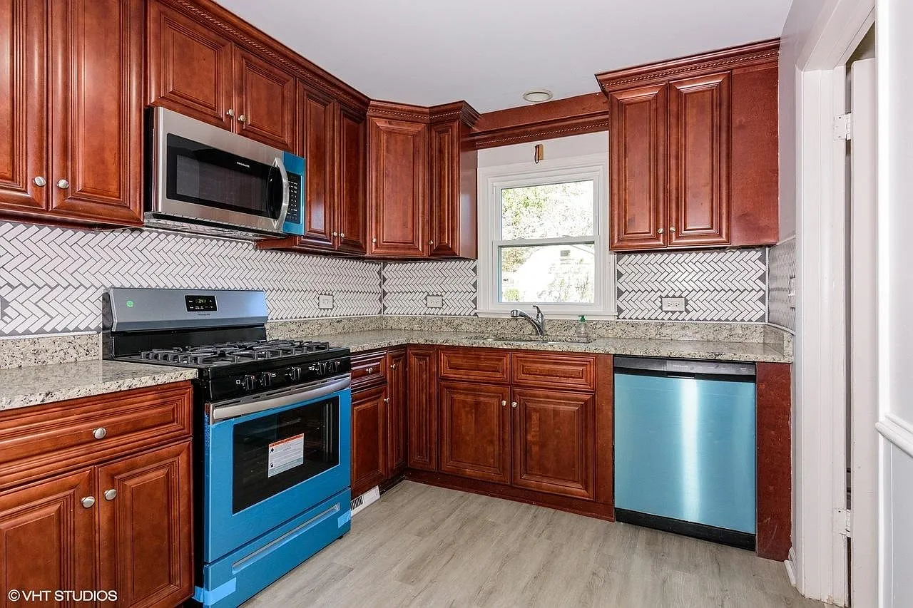 2 bed, 1000 sqft, $2,400 — Photo 2