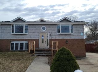 10 Powderhorn Ln, Selden, NY 11784