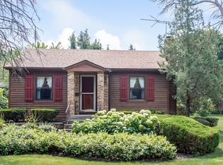 830 E Hillside Rd, Naperville, IL 60540