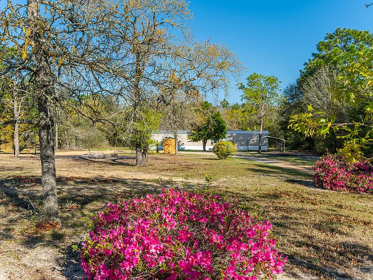512 W Bach Dr — Photo 2