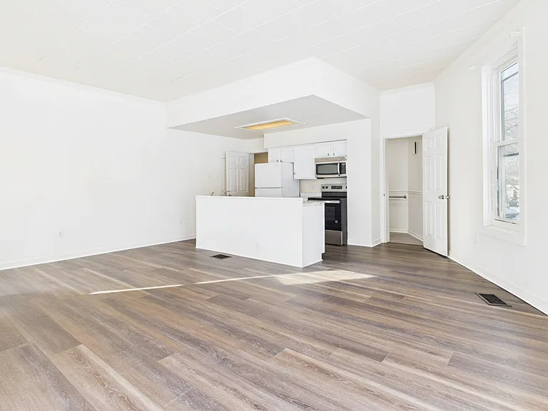 65 E Penn St — Photo 1