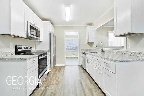 4th image of 530 Valley Woods Cir SE