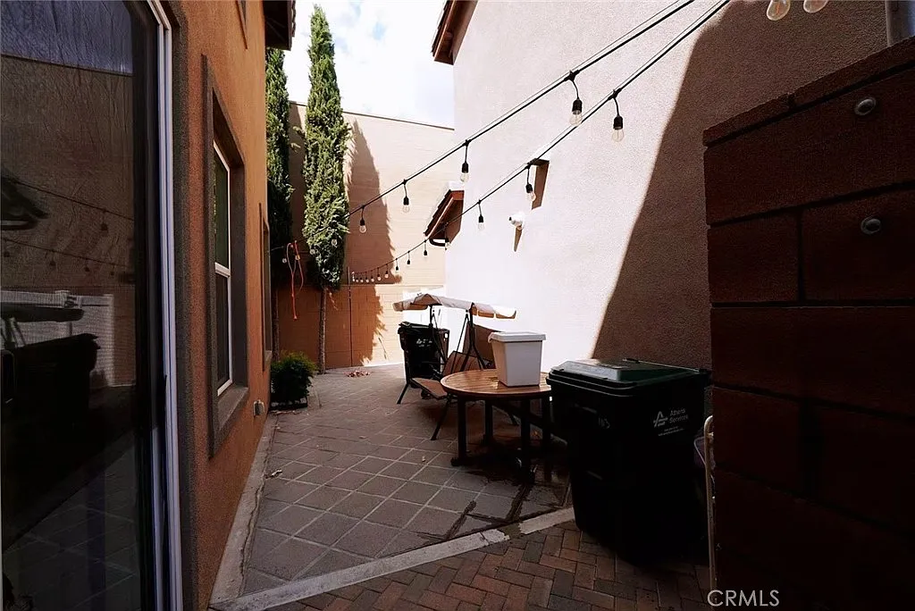 3 bed, 2394 sqft, $3,980 — Photo 3