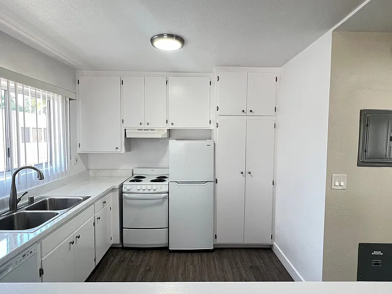 9600 Reseda Blvd — Photo 7