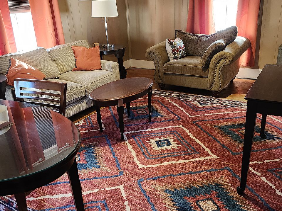Fully furnished living room, with new carpet and smart TV
