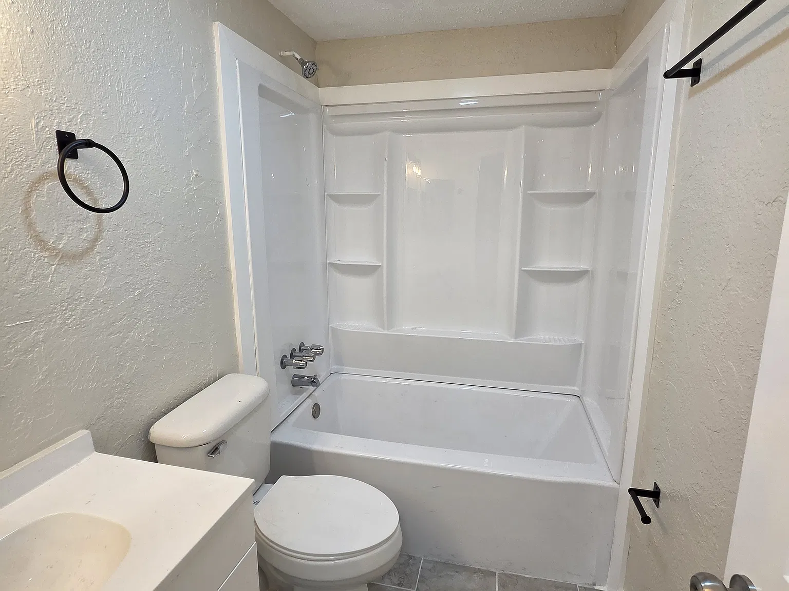 3 bed, $2,000 — Photo 2